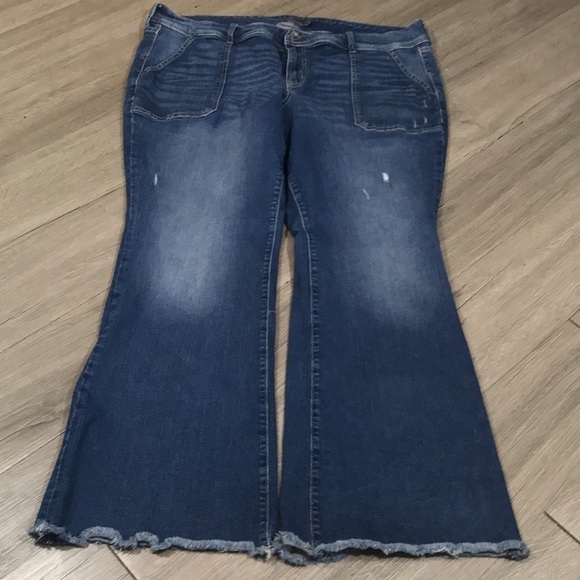 Torrid Mid-Rise Stretch Flare Leg Fray Hem Pork-chop Pocket Distressed Jeans - Picture 6 of 12